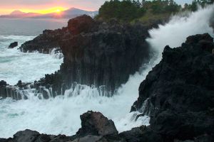 Photo: Yoo Chung (Image: Waves crashing against Jungmun Daepo Jusang Jeollidae, the columnar joints in Jungmun, Jeju-do, South Korea.) CC-BY-SA-3.0 (http://creativecommons.org/licenses/by-sa/3.0/)%5D, via Wikimedia Commons