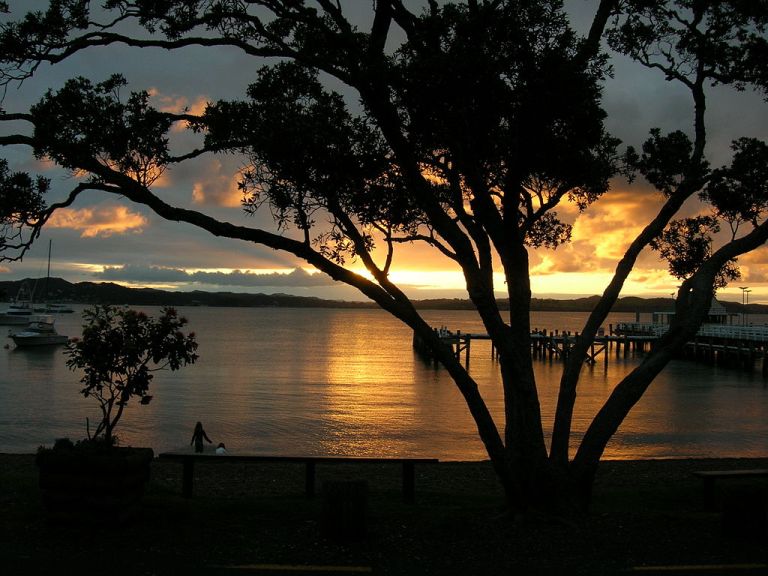 Photo: brewbooks from near Seattle, USA (Sunset, Russell, Bay of Islands, NZ) [CC-BY-SA-2.0 (http://creativecommons.org/licenses/by-sa/2.0)], via Wikimedia Commons