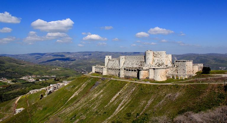 Photo: Krak_des_Chevaliers_landscape.jpg: (Ergo) derivative work: Nev1 (Krak_des_Chevaliers_landscape.jpg) [CC-BY-2.0 (http://creativecommons.org/licenses/by/2.0)], via Wikimedia Commons