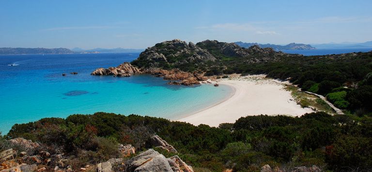 Photo: trevis_lu (Luca Giudicatti) (spiaggia rosa, isola di budelli, sardegna) [CC BY-SA 2.0 (http://creativecommons.org/licenses/by-sa/2.0)], via Wikimedia Commons