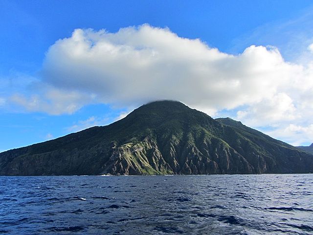 Photo: Richie Diesterheft (Flickr: Cloud Winning over Saba) [CC BY-SA 2.0 (http://creativecommons.org/licenses/by-sa/2.0)], via Wikimedia Commons