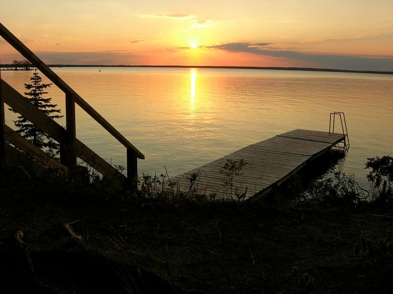 Photo: Dano from Winnipeg, Canada (Clear lake) [CC BY 2.0 (http://creativecommons.org/licenses/by/2.0)], via Wikimedia Commons